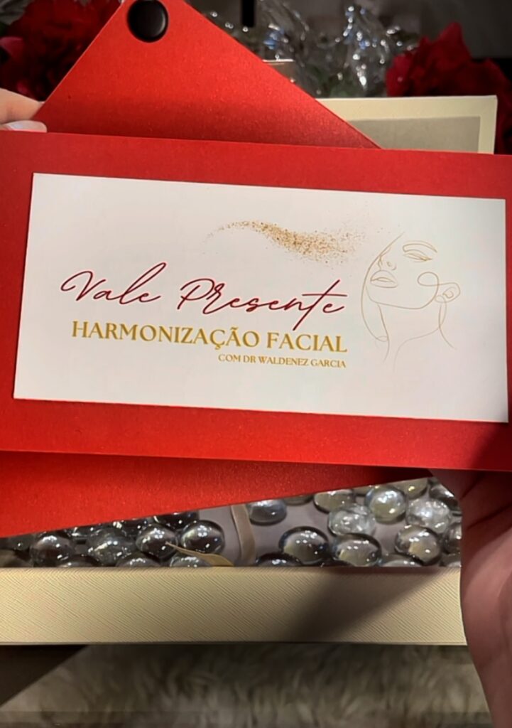 Imagem de uma mão feminina mostrando o Vale Presente em Harmonização Facial com Dr Waldenez Garcia já fora do envelope